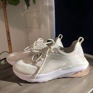 Like new Fabletics tennis shoes! Only worn a few times.